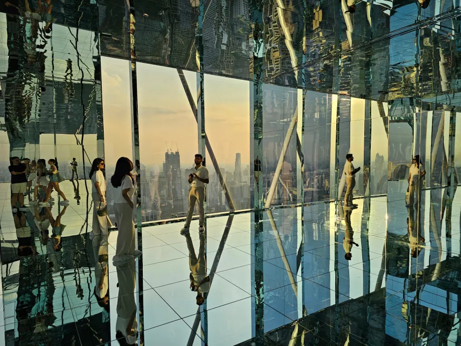 Akara Sky Hanuman - Reflecție Bangkok