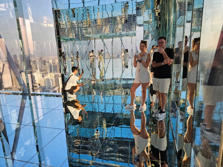 Akara Sky Hanuman - Noi în camera Bangkok Reflecție