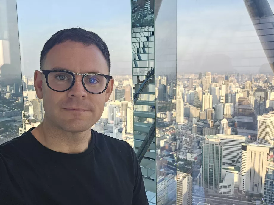 Akara Sky Hanuman - Eu în camera Bangkok Reflecție