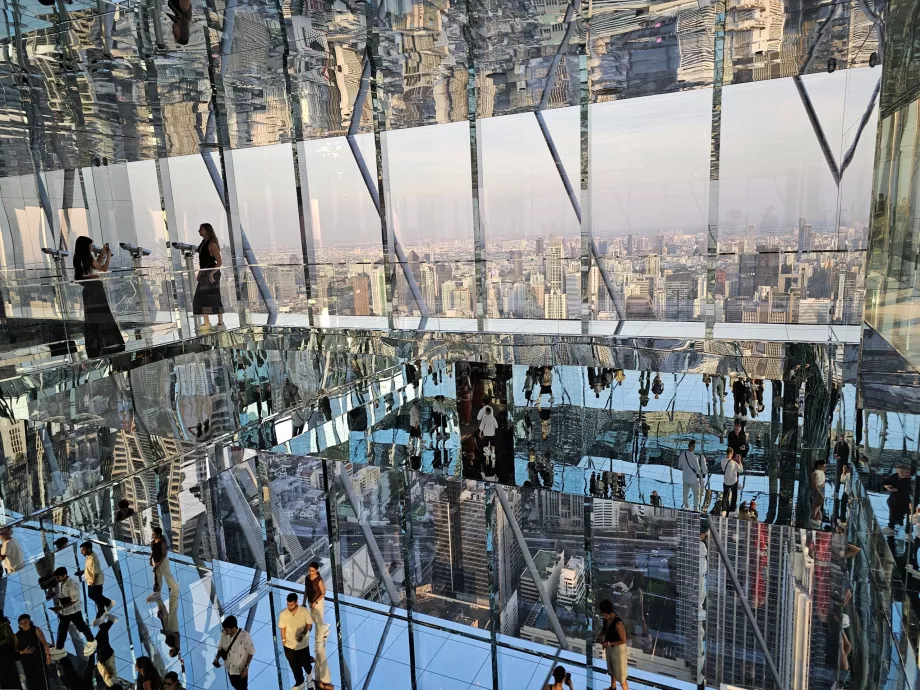 Akara Sky Hanuman - Reflecție Bangkok
