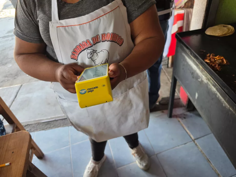 Puteți plăti cu cardul aici