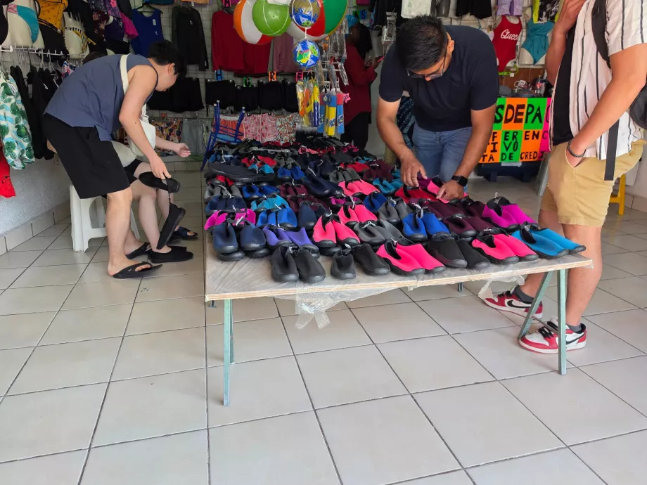 Aici cumpărăm pantofi de apă