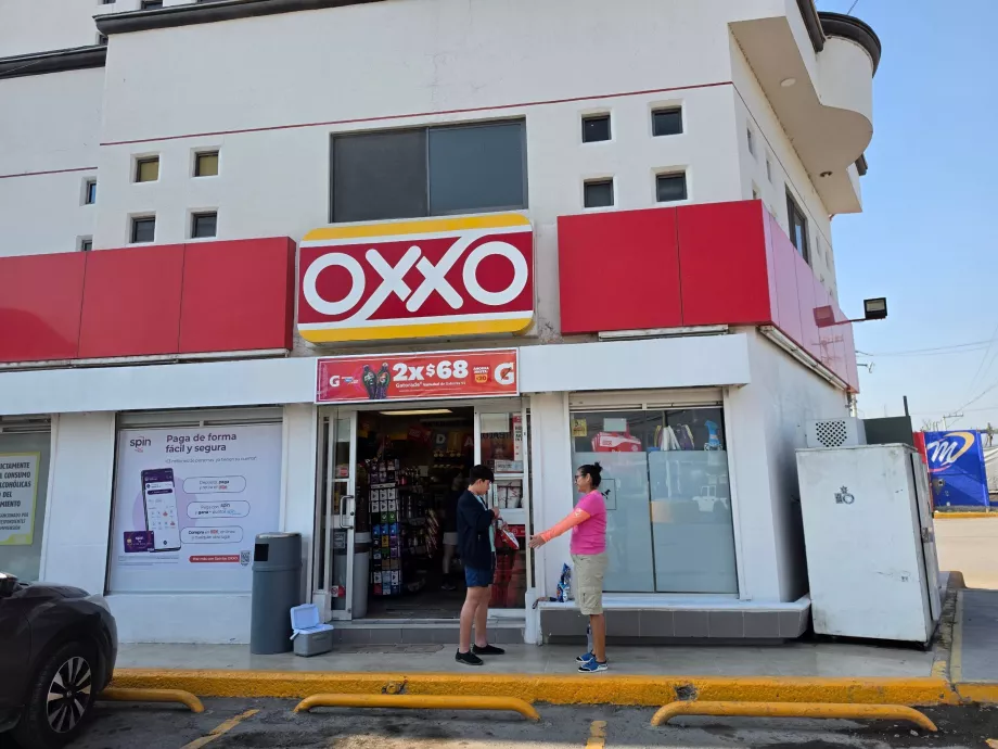 Vizavi este mini-marketul Oxxo