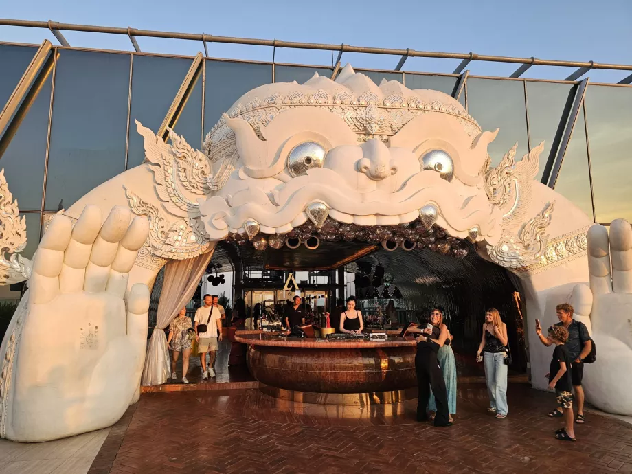 Akara Sky Hanuman - intrarea iconică la terasă