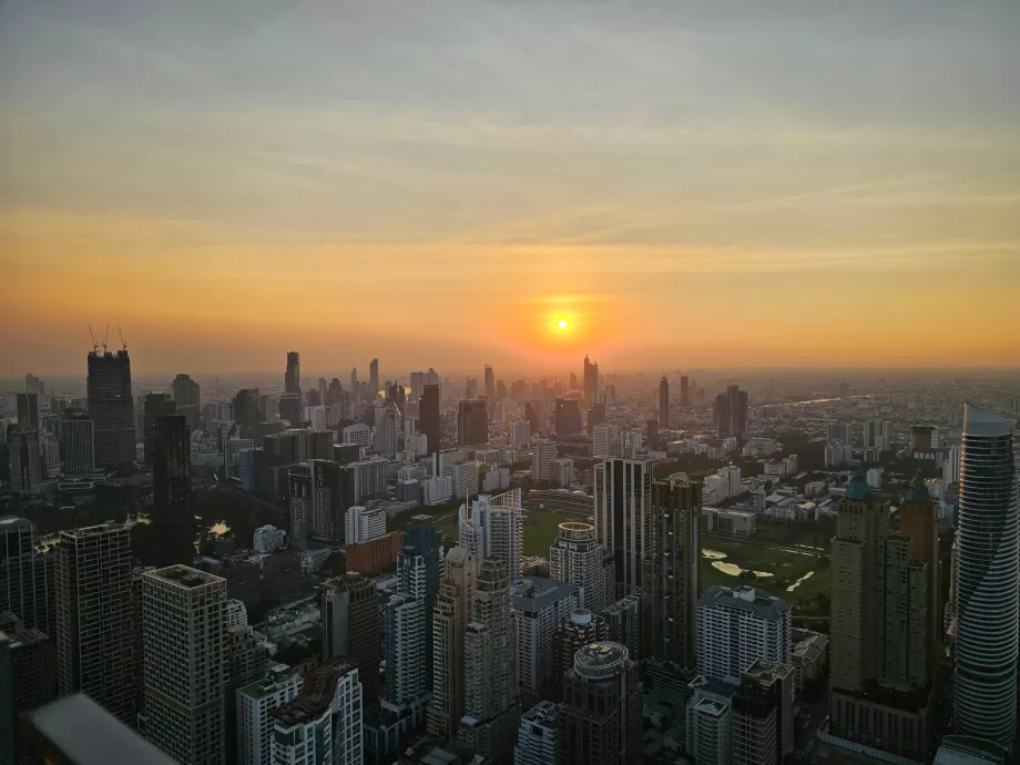 Apus de soare de la Akara Sky Hanuman