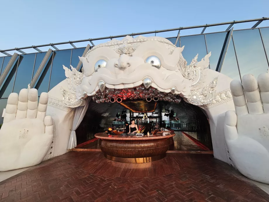 Akara Sky Hanuman - intrarea iconică la terasă