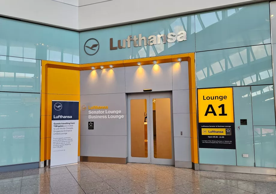Intrarea la salonul Lufthansa din Terminalul 2