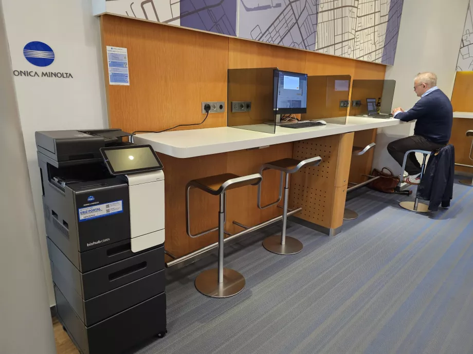 Un loc de lucru și o imprimantă