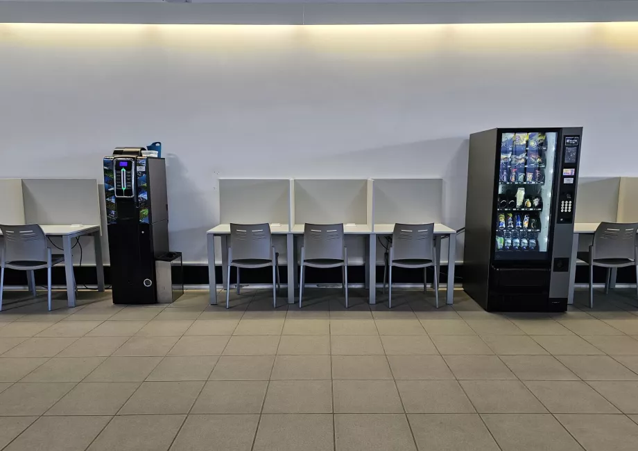Mașini în zona de tranzit a Aeroportului Pico