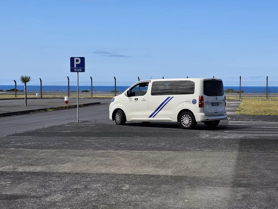 Taxi în fața Aeroportului Pico