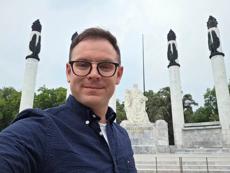 Eu la monumentul Altar a la Patria