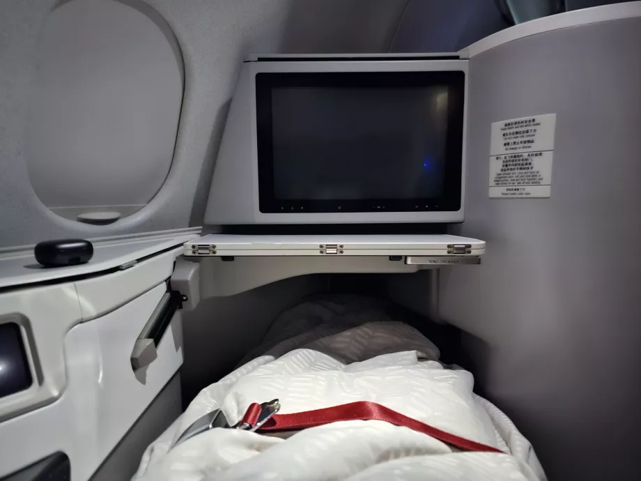 Canapea desfăcută într-un pat