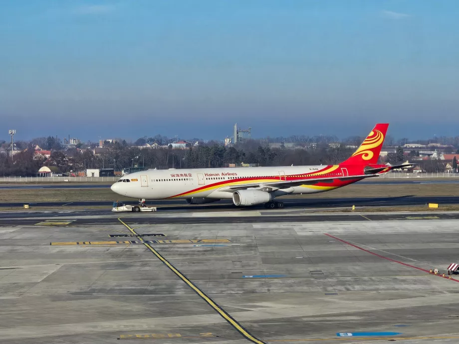 Airbus A330-300 Hainan Airlines în Praga