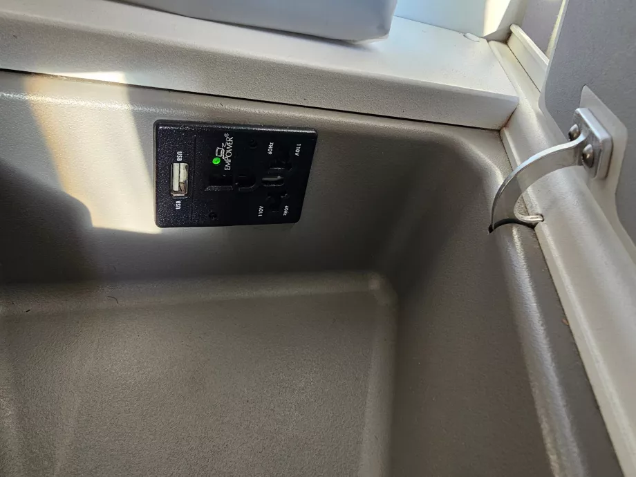 Priză și conector USB