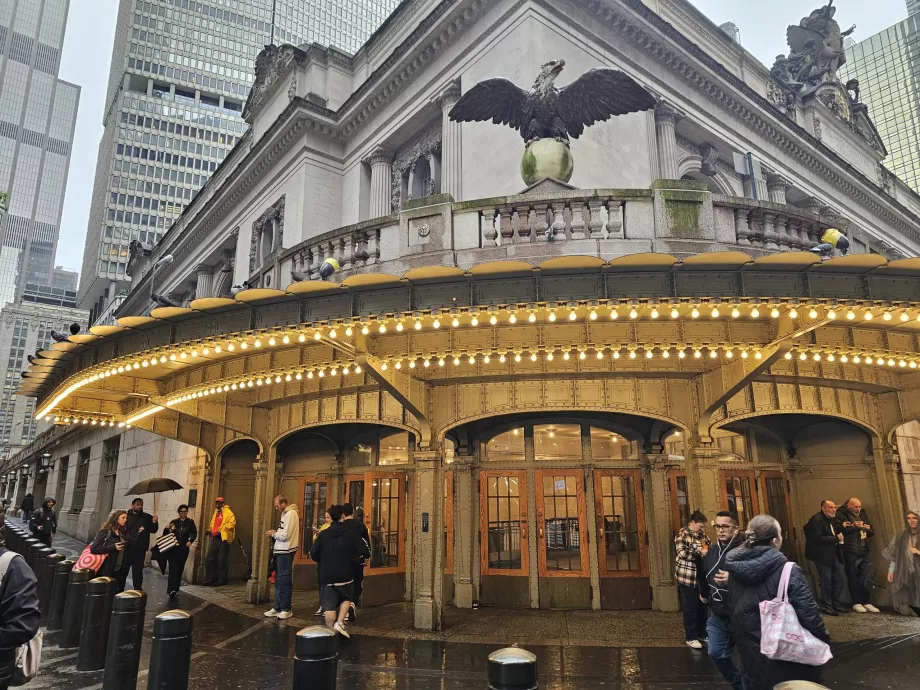 Statuia vulturului de deasupra intrării