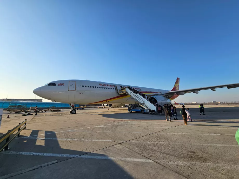 Avionul nostru la aeroportul din Beijing