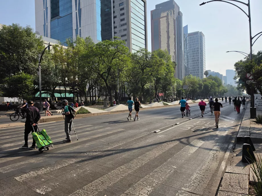 O alergare duminică dimineața pe strada Reforma