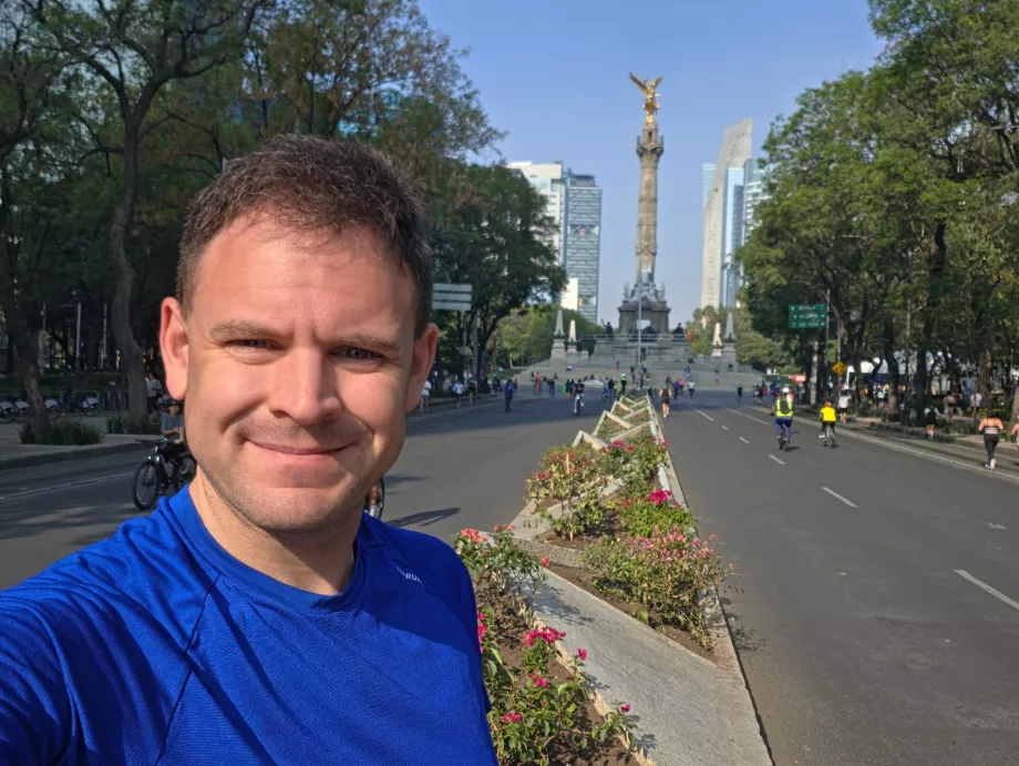 Eu, în timpul alergării mele de duminică dimineață pe strada Reforma