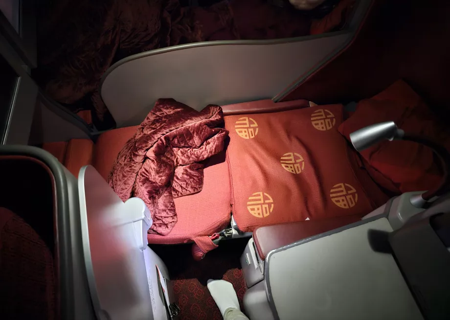 Canapea desfăcută într-un pat