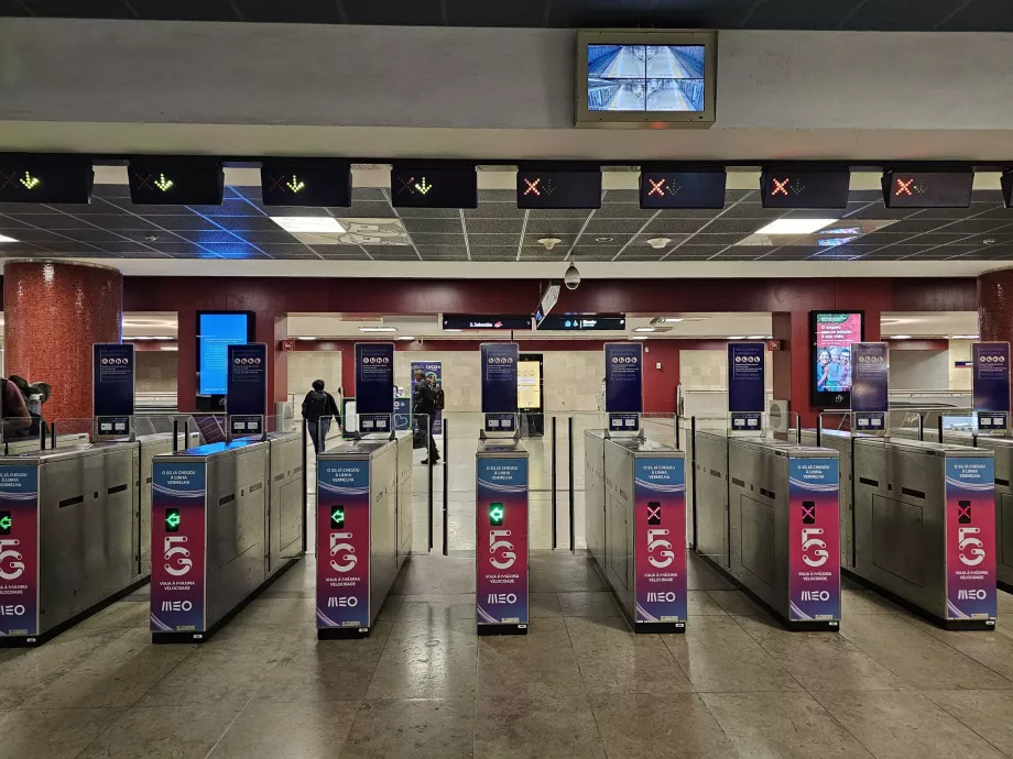 Turnicheți pentru a intra în stația de metrou