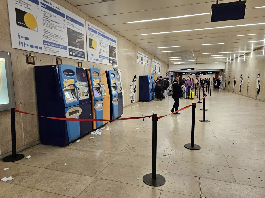 Automatele de bilete din metrou (valabile și pentru autobuze și tramvaie)