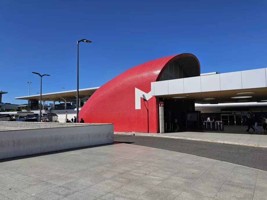 Stație de metrou în fața Terminalului 1
