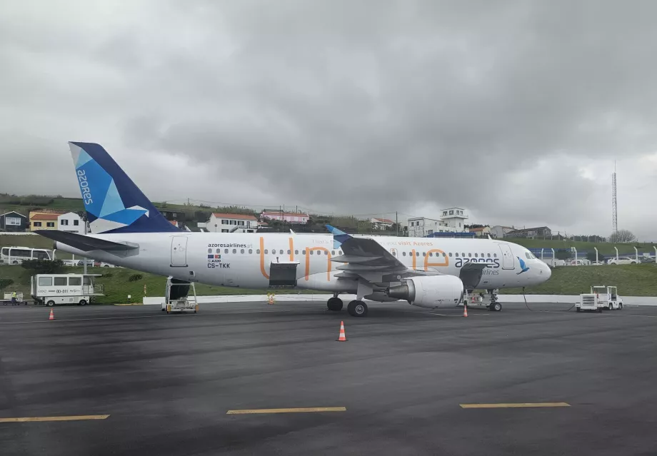 Azores Airlines, Airbus A320 cu inscripția "Unique"