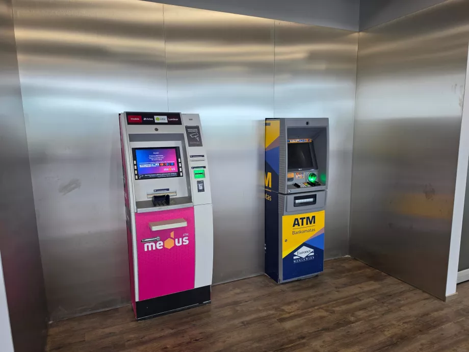 Bancomat în sala de sosiri