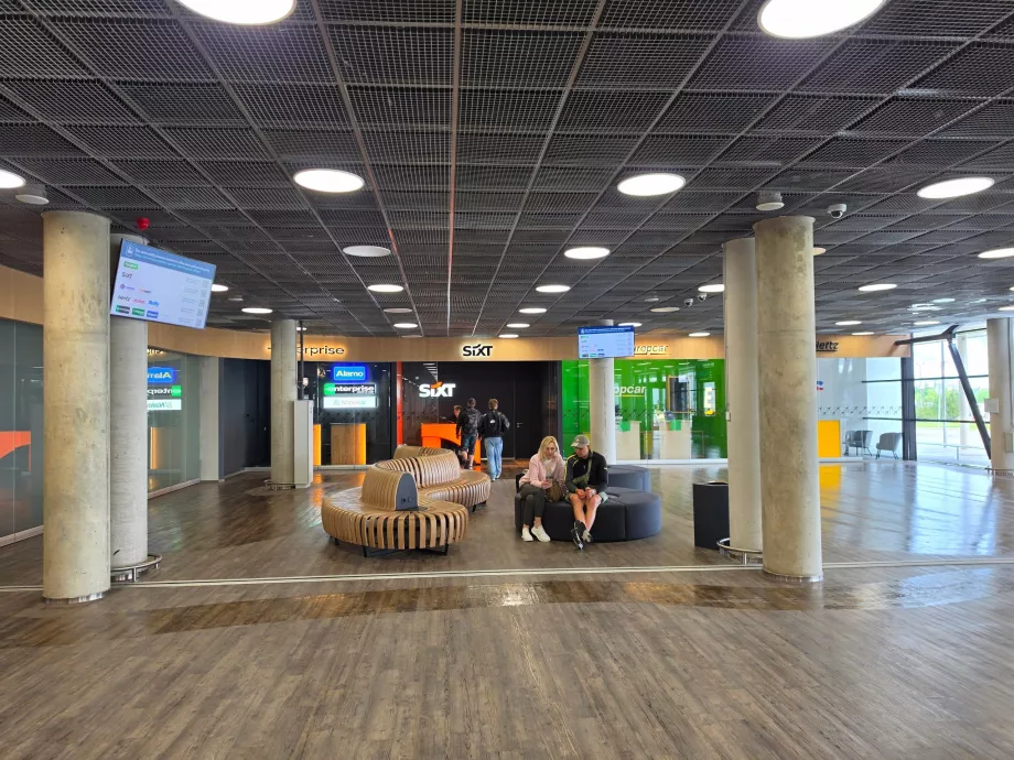 Companii de închiriere de mașini în sala de sosiri