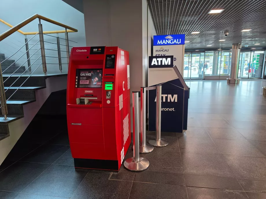Bancomate în sala de sosiri