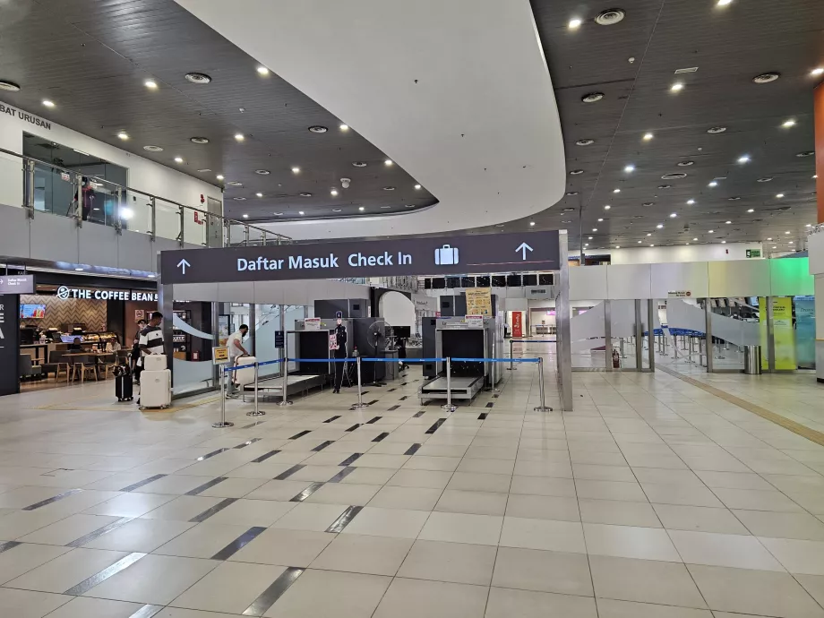 Controale de securitate la ghișeele de check-in