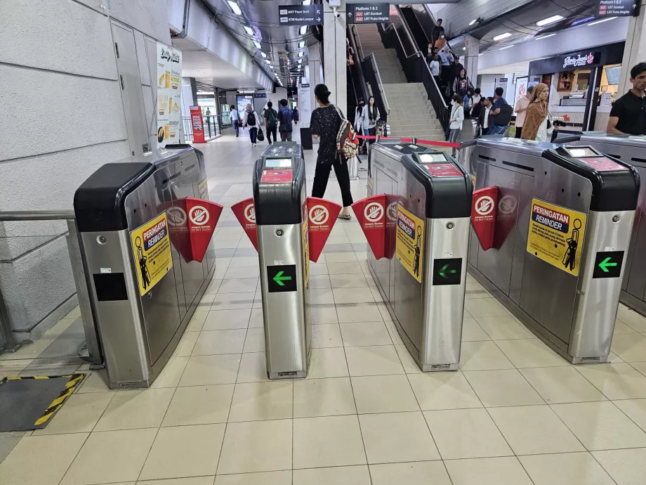 Turnichete la intrarea în metrou