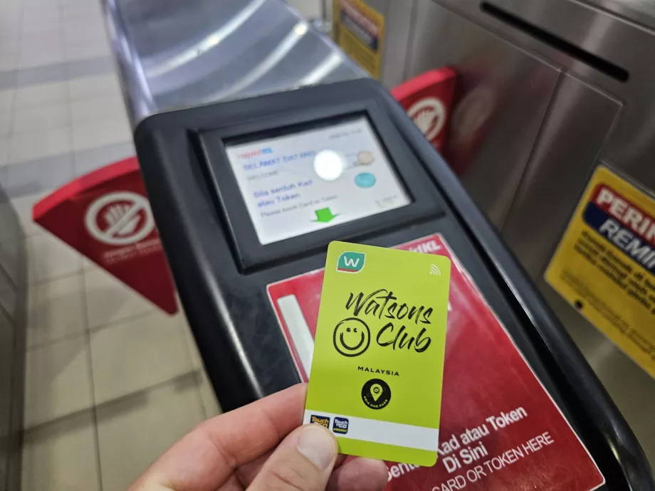 Utilizarea cardului Touch-n-Go pentru a intra în metrou