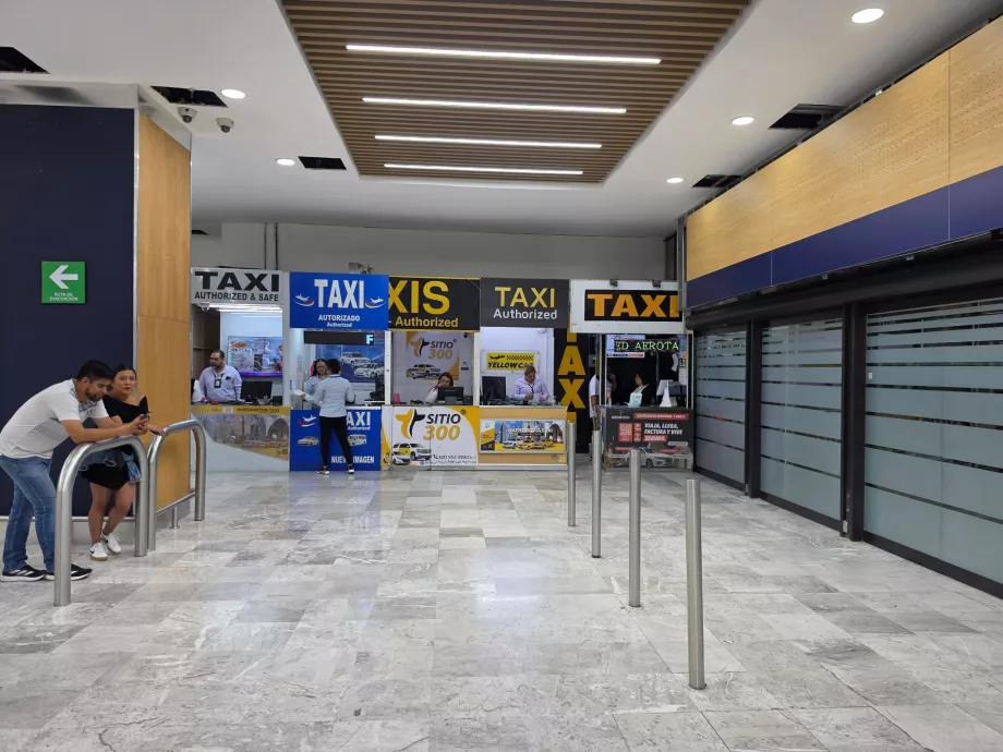 Ghișeele de taxi din sala de sosiri