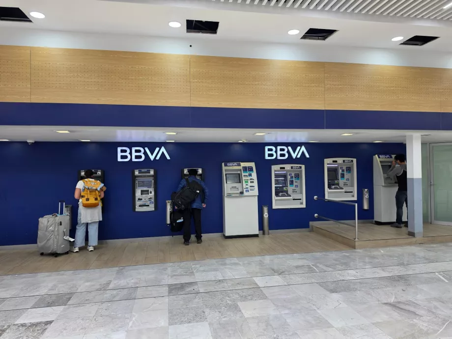 Bancomate în sala de sosiri