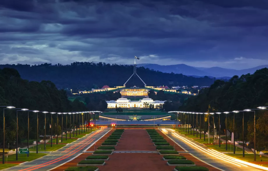 Vedere a noii clădiri a parlamentului de la Memorialul ANZAC