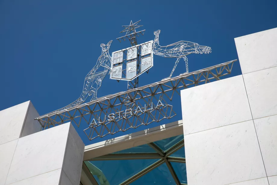 Stema Australiei deasupra intrării în Parlament