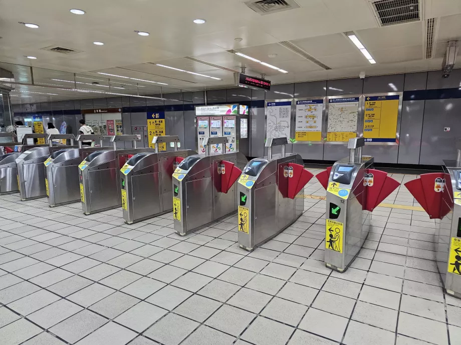 Turnichete la intrarea în metrou