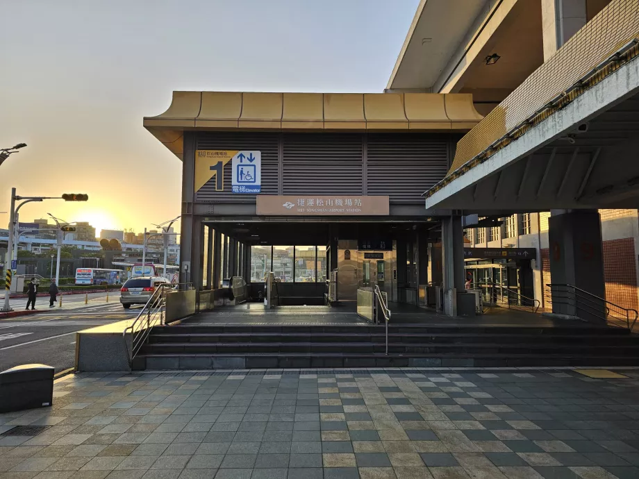 Intrarea metroului în fața terminalului