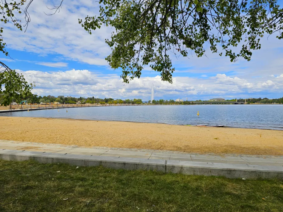 Plaja de lângă lac