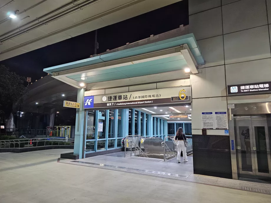 Intrarea la stația de metrou