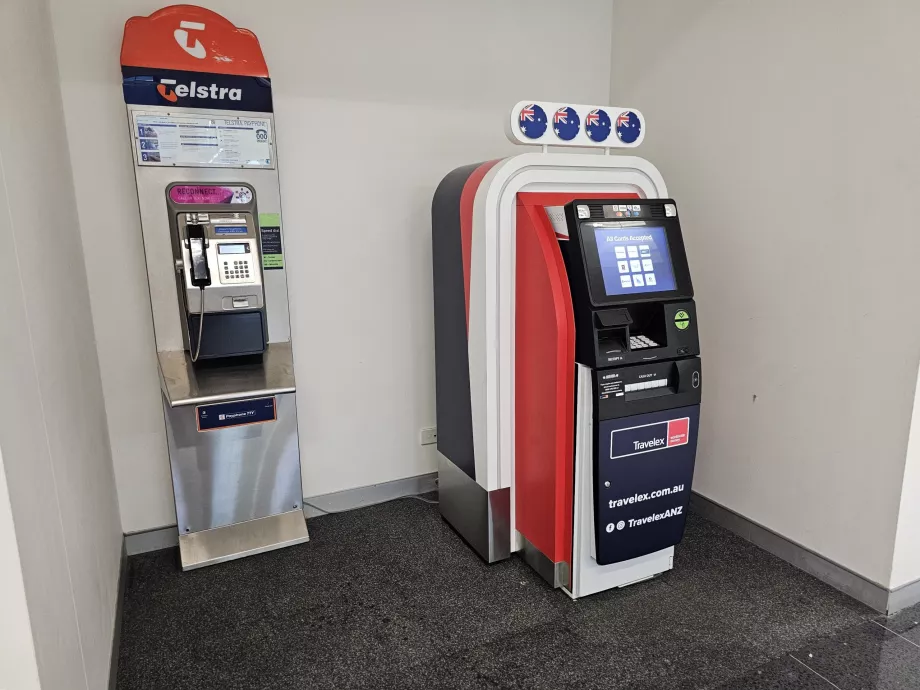 Bancomat în sala de sosiri