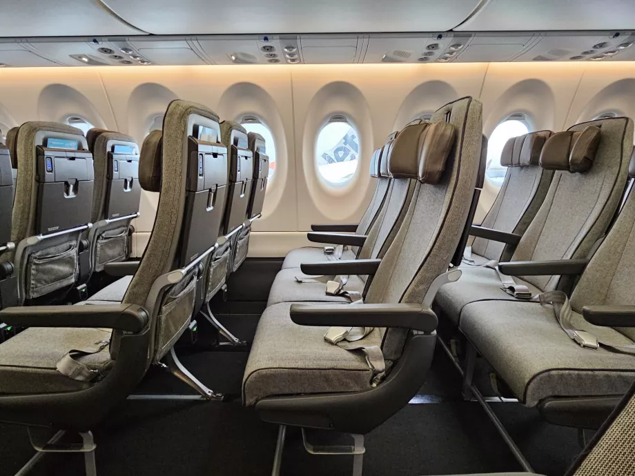Scaune la clasa economică, Airbus A220