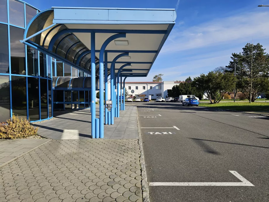 Stație de taxi în fața sălii de sosire