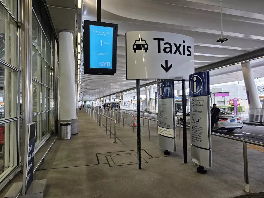 Stație de taxi în fața Terminalului 2