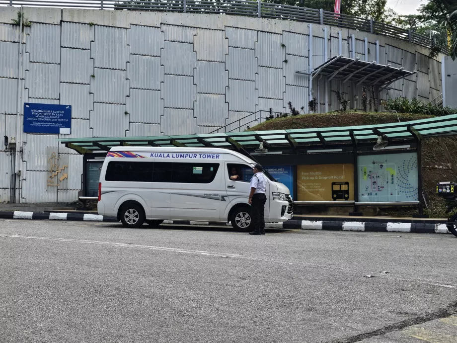 Autobuz de transfer de la intrarea în Menara Tower