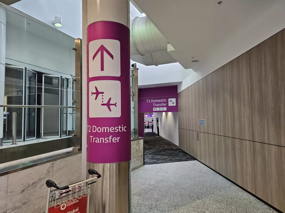Semne la Terminalul 1 pentru transferul la Terminalul 2