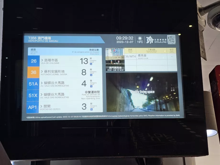 Panou de informare la stația de autobuz, Aeroportul MFM