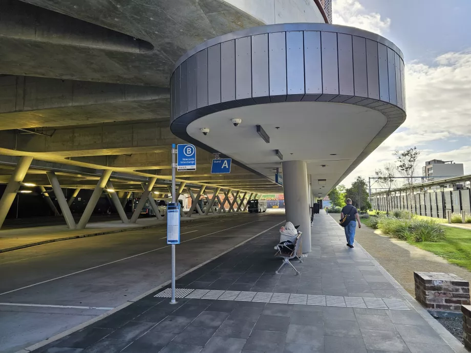 Stație de autobuz în direcția aeroportului în centru