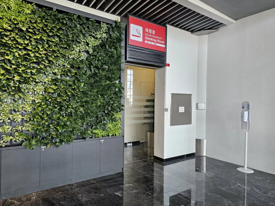 Zonă pentru fumători în zona de tranzit